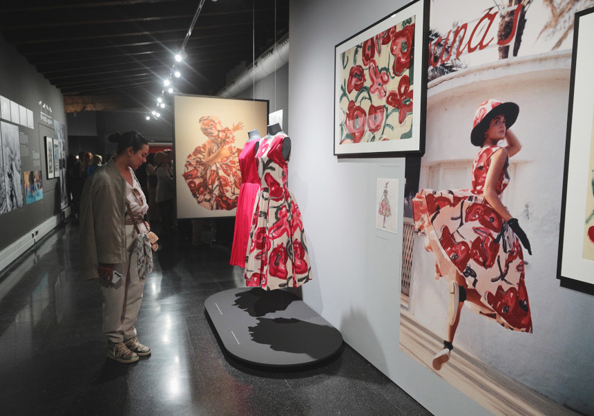 Una dona visita l'exposició a La Nau.